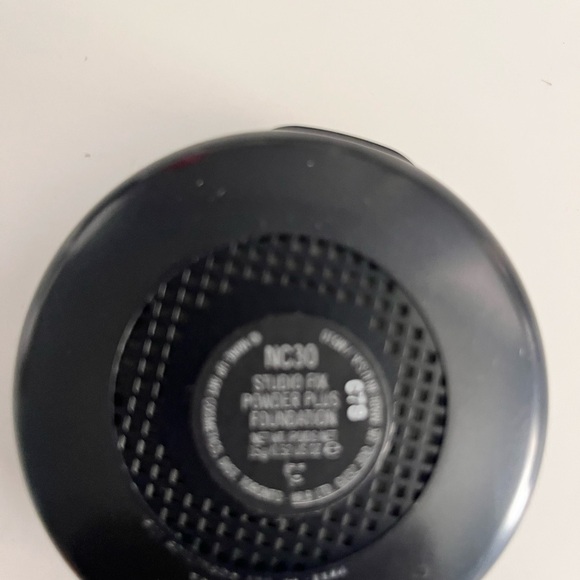 MAC Studio Fix Powder Plus Foundation NC30 - Picture 4 of 4